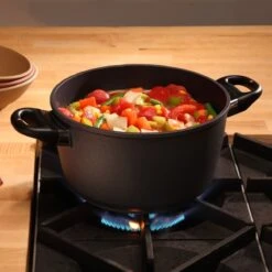 Swiss Diamond | HD Soup Pot With Lid - 9.5" (5.5 Qt.) -Kitchen Store 6124c food3 2017 10 27 20 11 39 utc