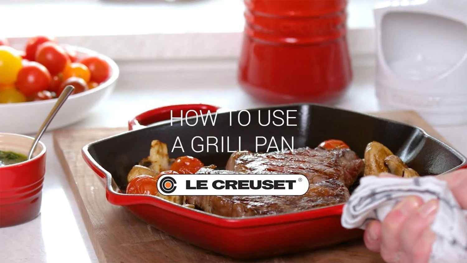 Le Creuset 9.5" Square Signature Enameled Cast Iron Grill Pan | Oyster Grey 6 Le Creuset 9.5" Square Signature Enameled Cast Iron Grill Pan | Oyster Grey - Image 4