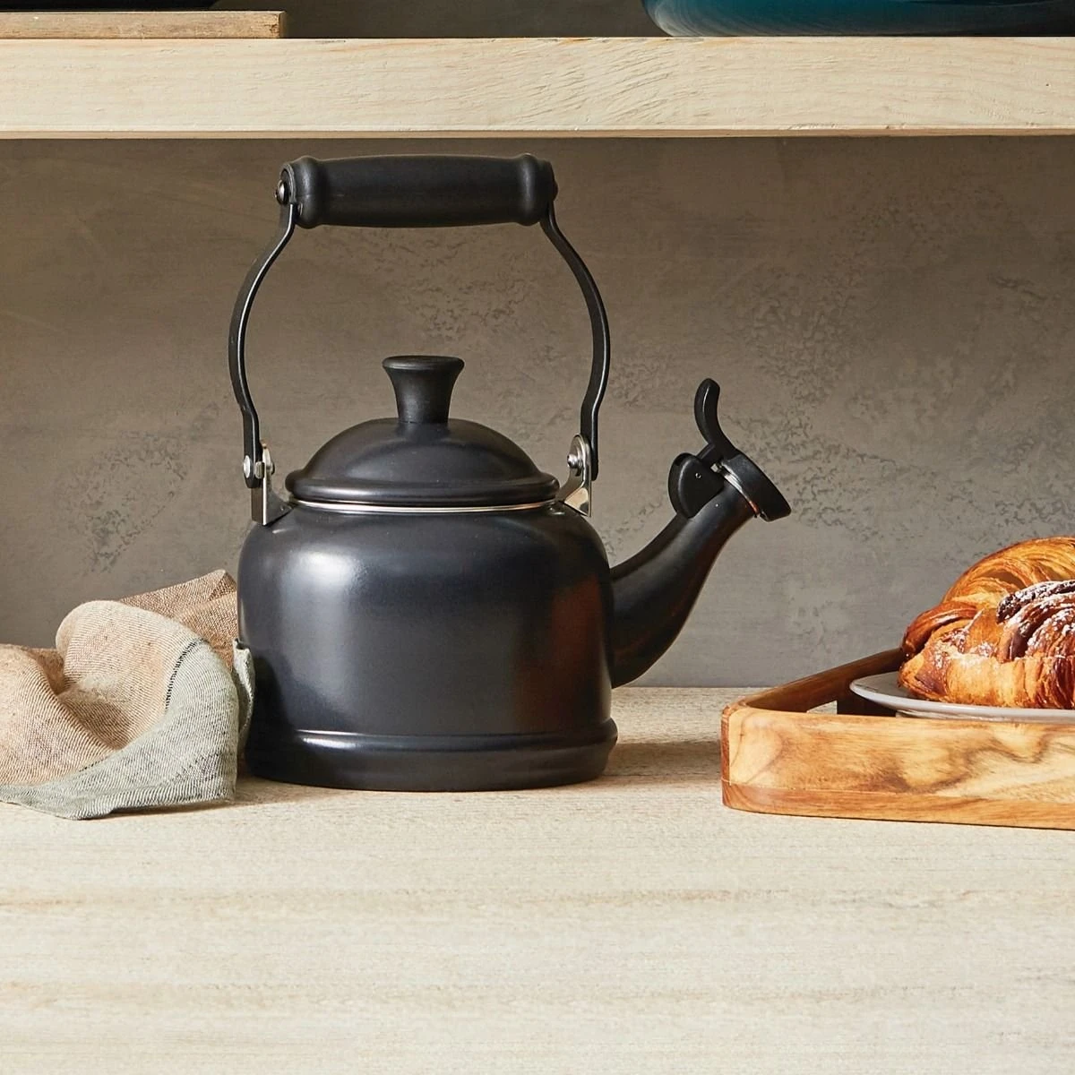 Le Creuset 1.25 Qt. Demi Kettle Tea Pot | Licorice 5 Le Creuset 1.25 Qt. Demi Kettle Tea Pot | Licorice - Image 3