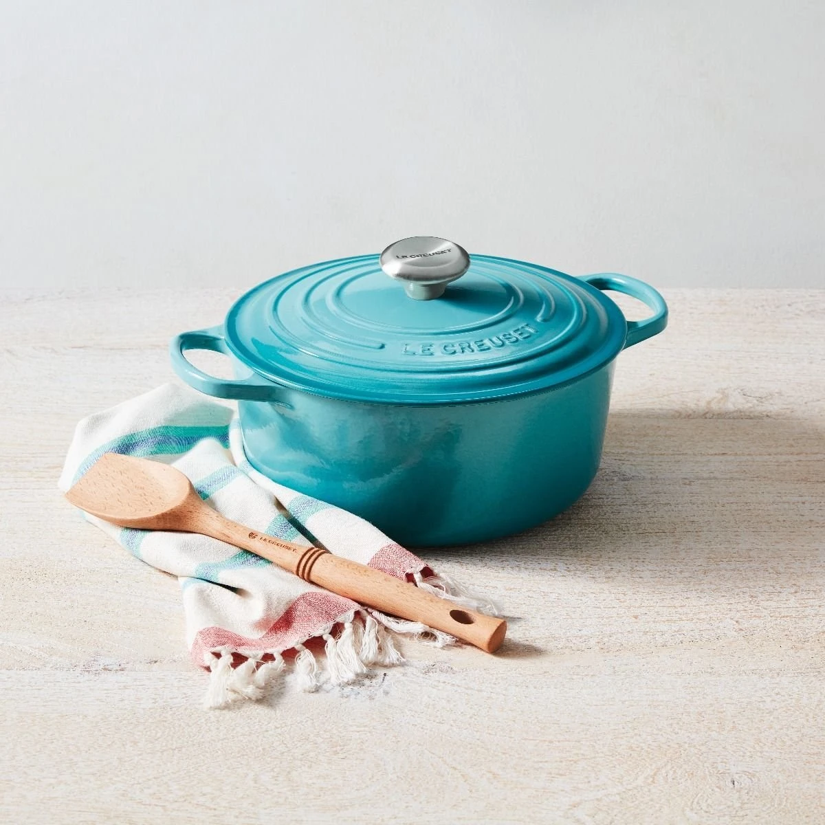 Le Creuset 5.5 Qt. Round Signature Cast Iron Dutch Oven With Stainless Steel Knob | Caribbean Blue 6 Le Creuset 5.5 Qt. Round Signature Cast Iron Dutch Oven With Stainless Steel Knob | Caribbean Blue - Image 4